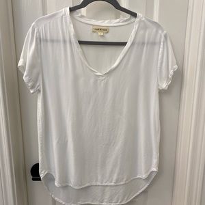 White scoop hem v-neck shirt